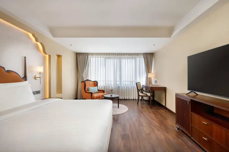 Bhangeri Durbar Resort – hotel en Bhaktapur, Nepal – una habitación de hotel con una cama y un televisor de pantalla plana en Bhangeri Durbar Resort en Nagarkot