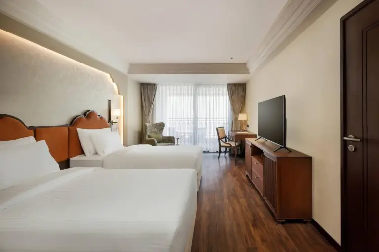 Bhangeri Durbar Resort – hotel en Bhaktapur, Nepal – una habitación de hotel con dos camas y un televisor en Bhangeri Durbar Resort en Nagarkot