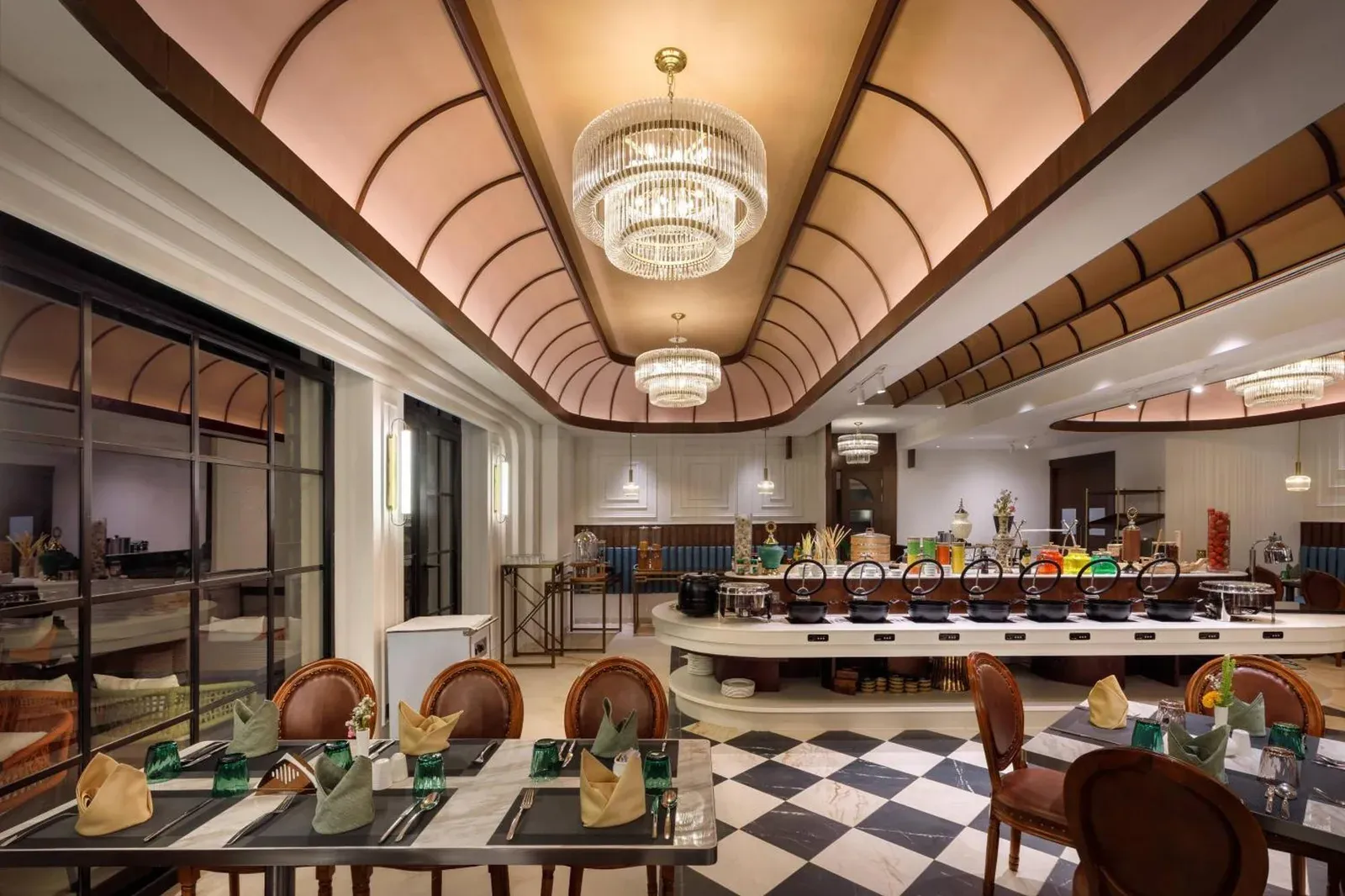 Bhangeri Durbar Resort – hotel en Bhaktapur, Nepal – un restaurante con mesas y sillas y un vestíbulo en Bhangeri Durbar Resort en Nagarkot