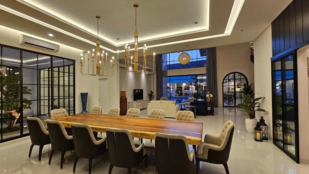Salle à manger de Bincarung House Bogor