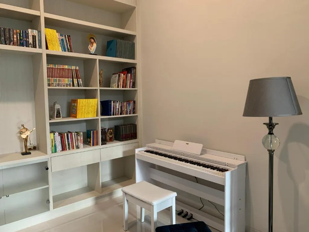 Coin lecture avec piano dans Bincarung House Bogor