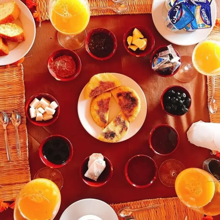 Mesa de desayuno en Bivouac la fibule des Dunes en el campamento del desierto de Merzouga