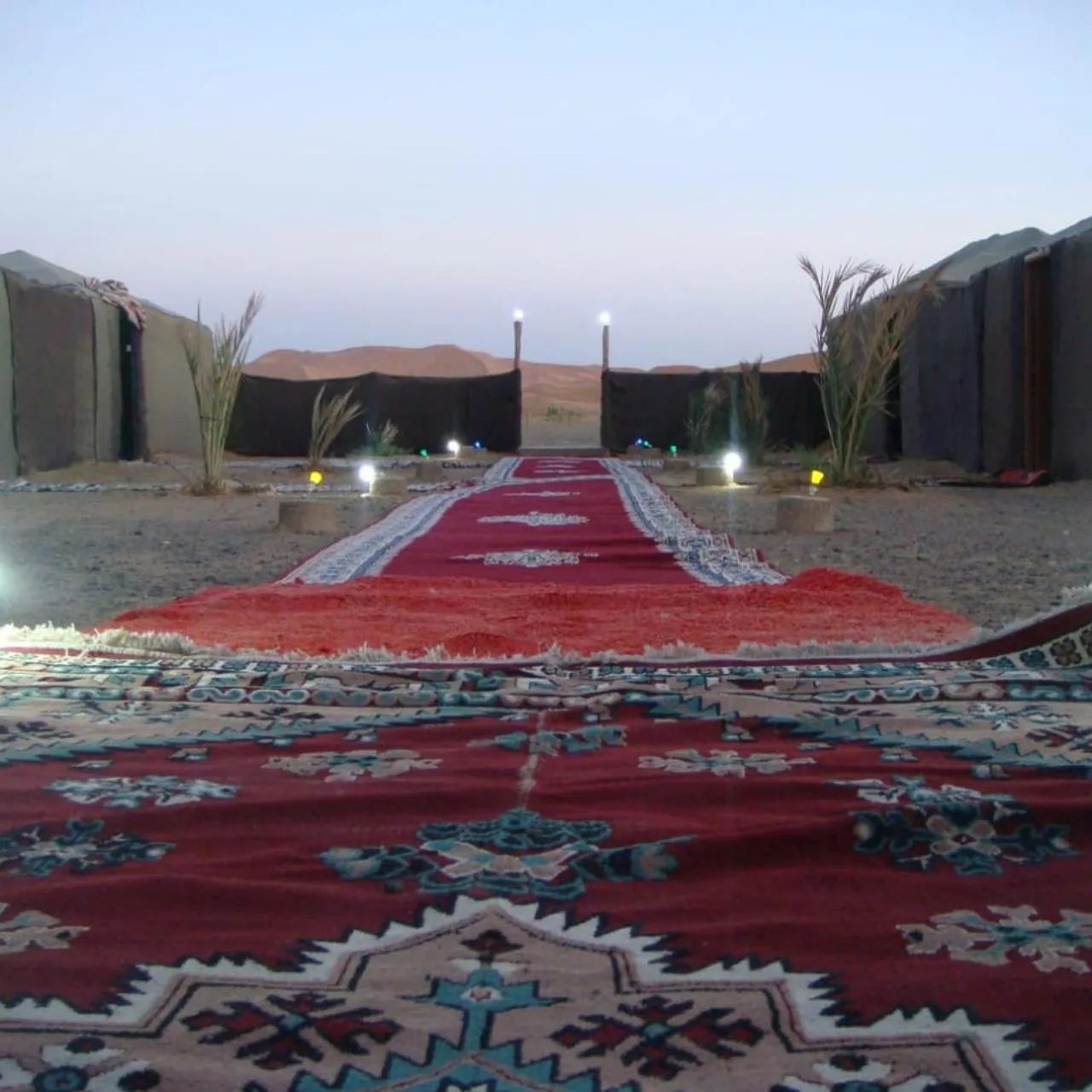 Sendero de entrada alfombrado en Bivouac la fibule des Dunes en el campamento del desierto de Merzouga