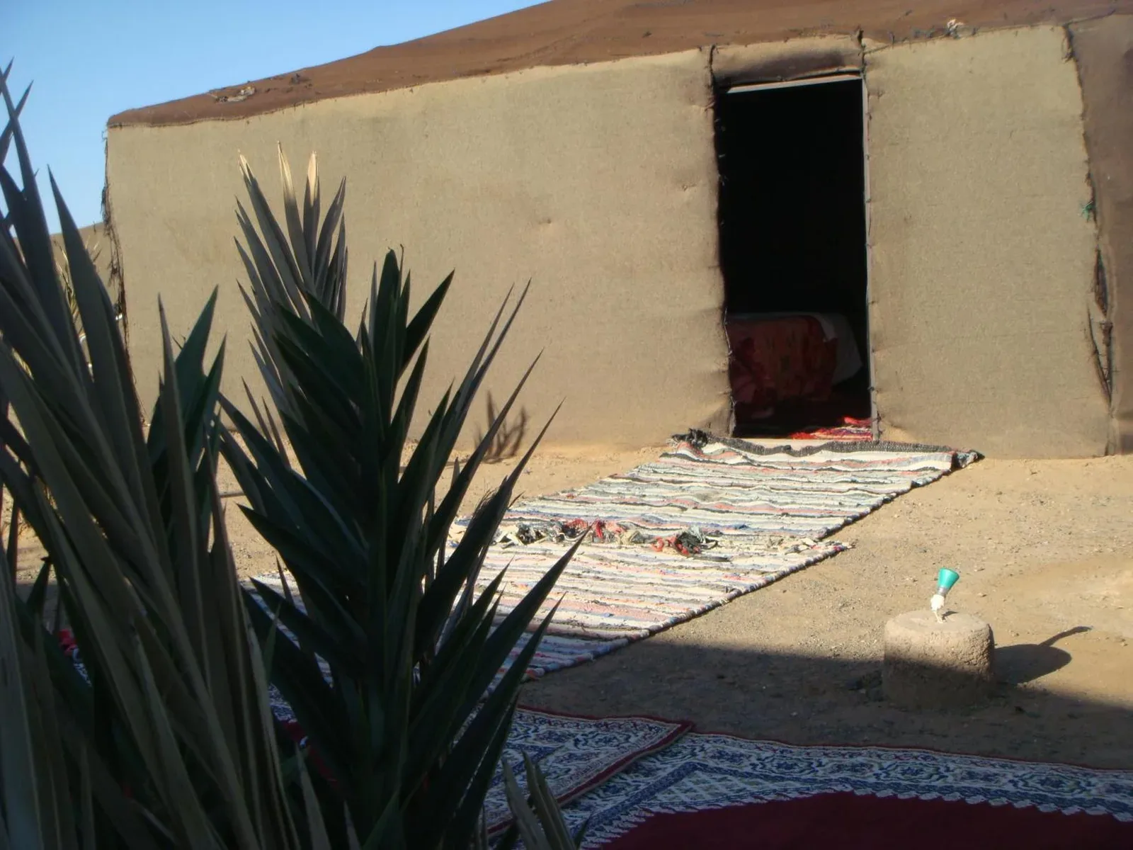 Exterior de una tienda del desierto en Bivouac la fibule des Dunes en Merzouga, Marruecos