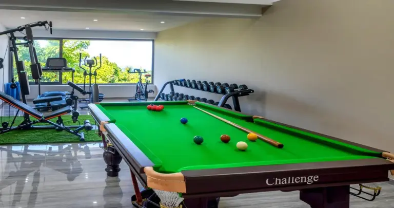 Spielzimmer in der BLUE BUTTERFLY Luxury Pool Villa Koh Samui