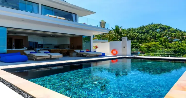 Poolblick in der BLUE BUTTERFLY Luxury Pool Villa Koh Samui