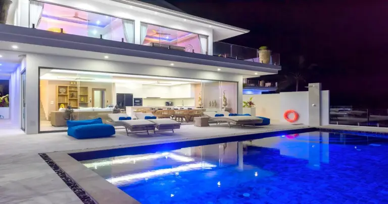 Nachtansicht der BLUE BUTTERFLY Luxury Pool Villa Koh Samui