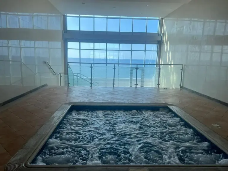 Jacuzzi avec vue sur la mer à Blue Horizon Stays
