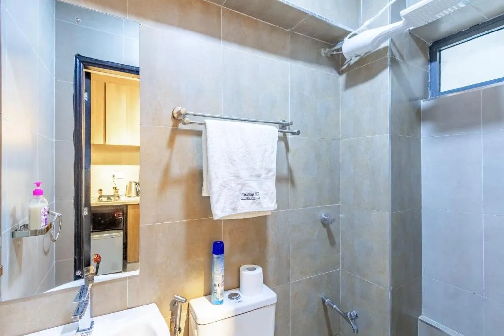 Baño limpio en Blue Hughes Nairobi con comodidades modernas