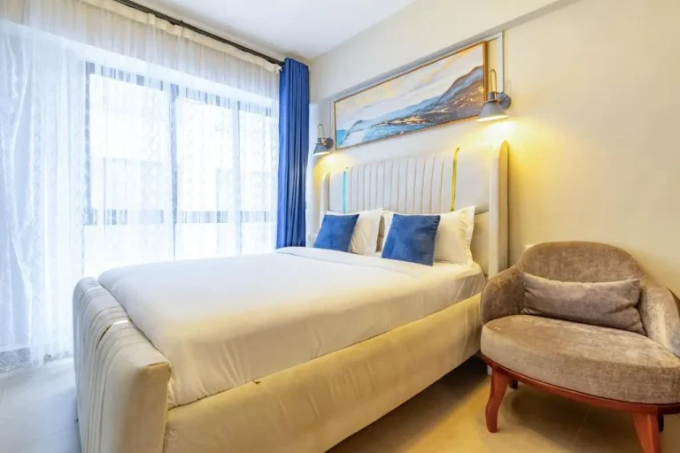 Geräumiges Schlafzimmer im Blue Hughes Nairobi mit schönem Ausblick