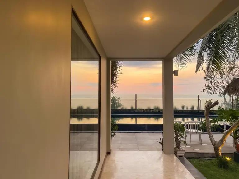 Belle vue sur le coucher du soleil depuis Blue Salt Villa à Mataram