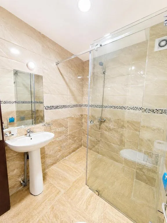Modernes Badezimmer im Blue Sky Riad & Hotel in Fes mit Dusche