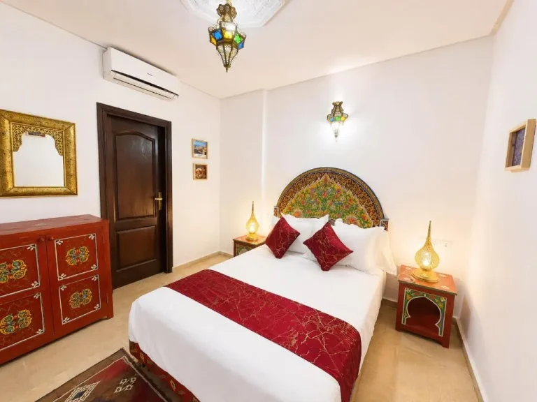 Gemütliches Doppelzimmer im Blue Sky Riad & Hotel in Fes mit traditioneller Dekoration