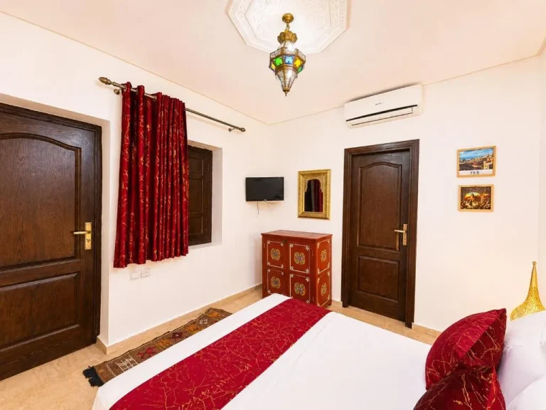 Charmantes Doppelzimmer im Blue Sky Riad & Hotel in Fes mit Fensterblick