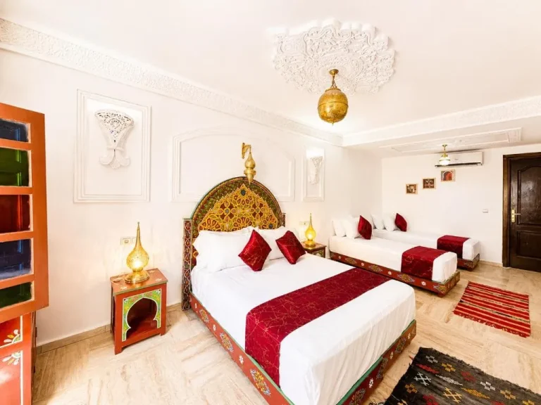 Familienzimmer-Setup im Blue Sky Riad & Hotel in Fes mit mehreren Betten