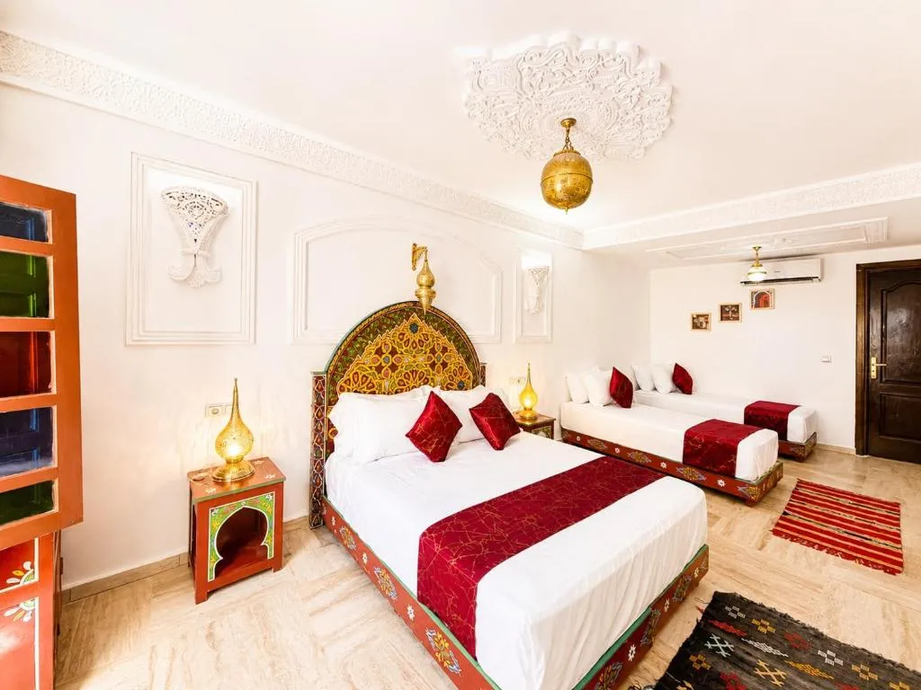 Familienzimmer-Setup im Blue Sky Riad & Hotel in Fes mit mehreren Betten