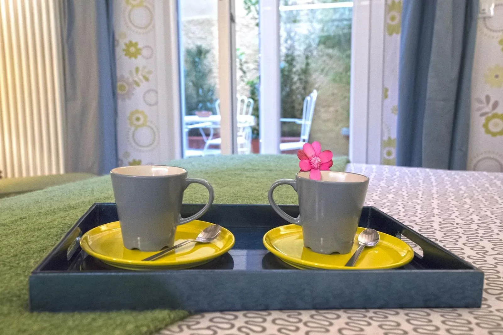 Borgonuovo Apartments – hôtel à Bologne, Italie – un plateau avec deux tasses et soucoupes sur un lit au Borgonuovo Apartments à Bologne