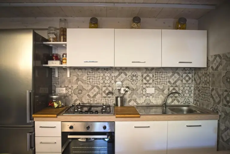 Gros plan sur la cuisine du Borgonuovo Apartments