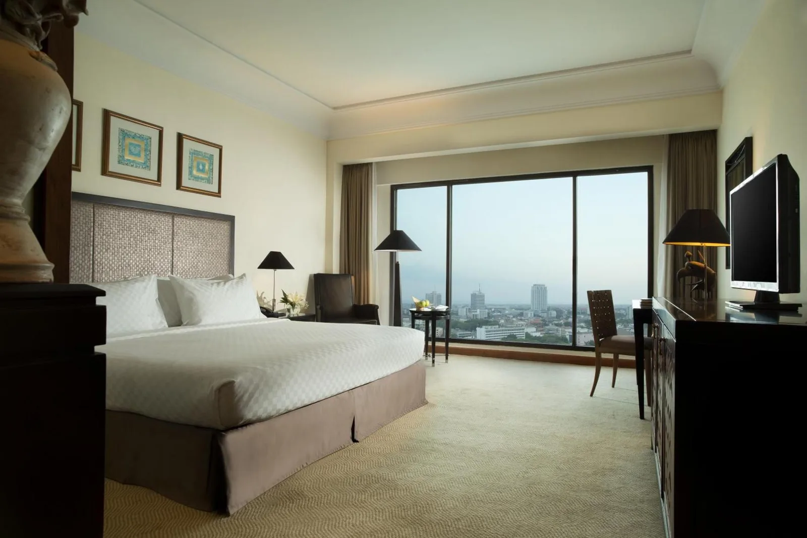Gästezimmer mit Blick auf die Skyline der Stadt im Bumi Surabaya City Resort in Surabaya