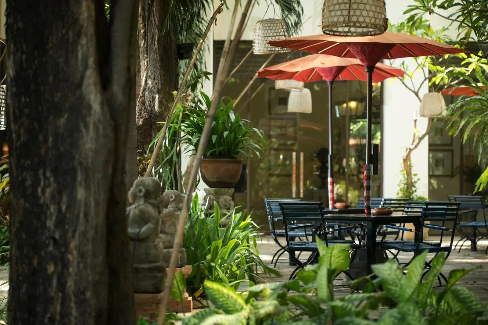 Garten-Sitzbereich mit Sonnenschirmen im Bumi Surabaya City Resort in Surabaya