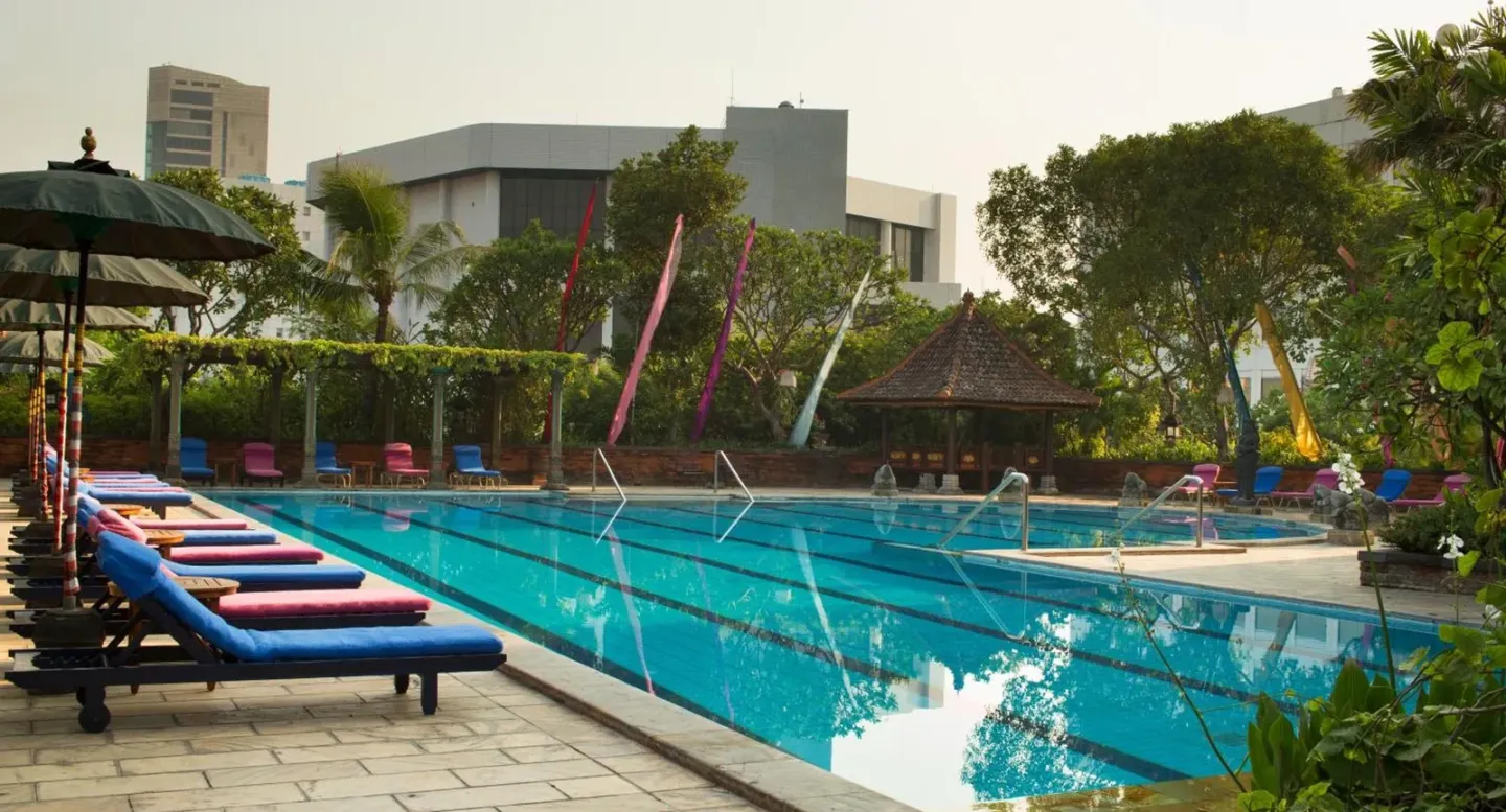 Außenpool im Bumi Surabaya City Resort in Surabaya