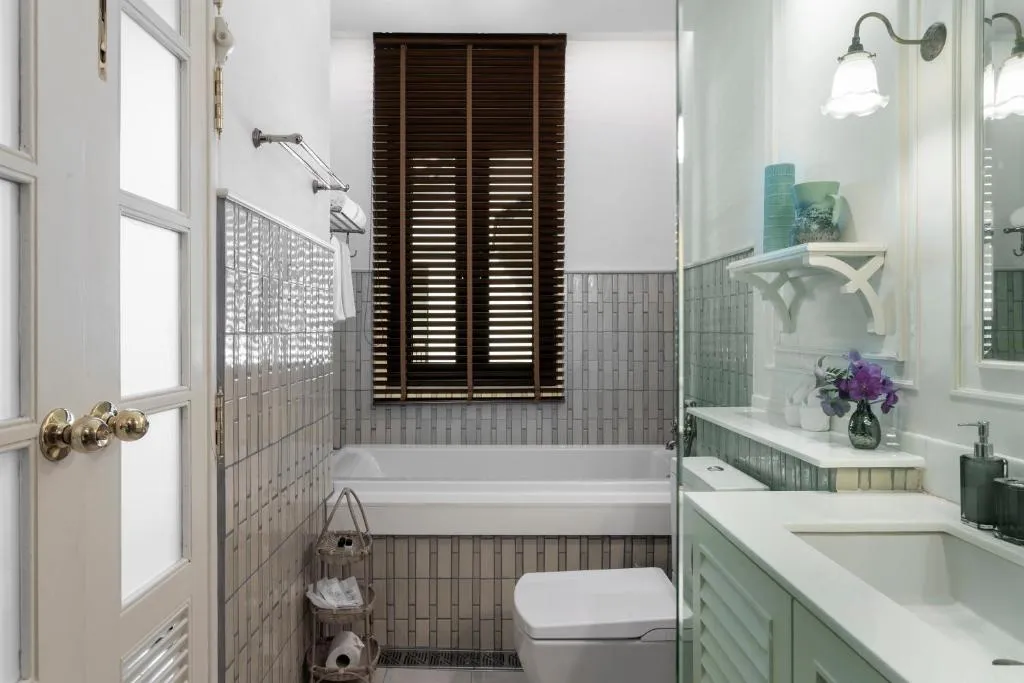 Baño elegante con bañera en Buri Sriping Riverside Resort & Spa