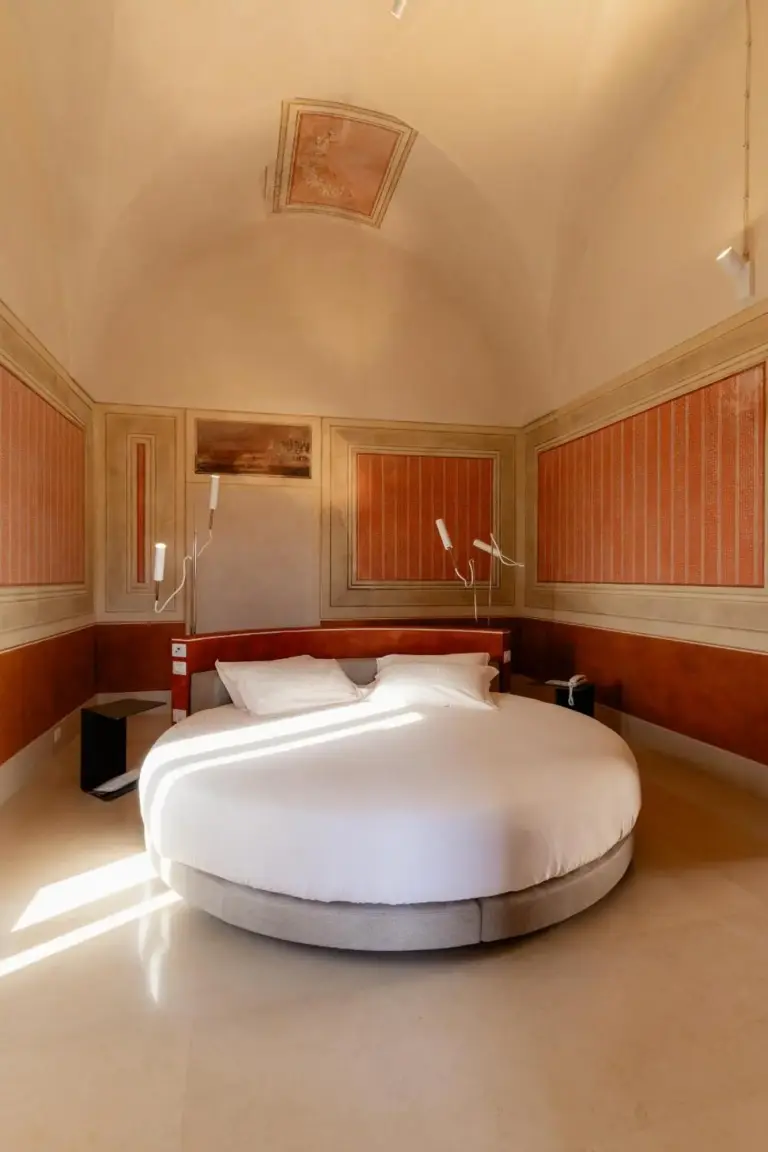 Modern circular bed in BV Quarry Matera room