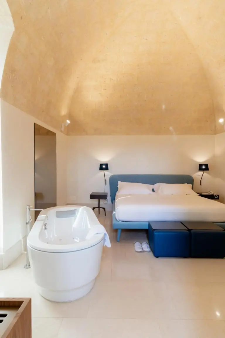 Bathroom with bathtub in BV Quarry Matera