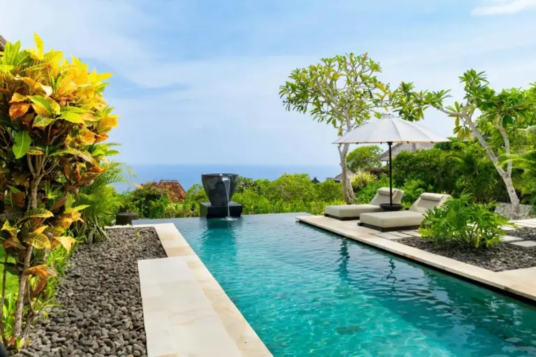 Espace piscine privée au Bvlgari Resort Bali entouré de verdure