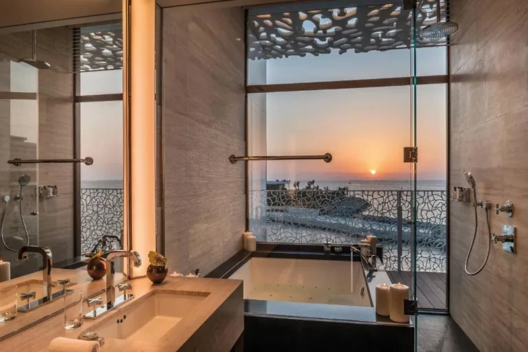 Salle de bain de luxe au Bvlgari Resort Dubai