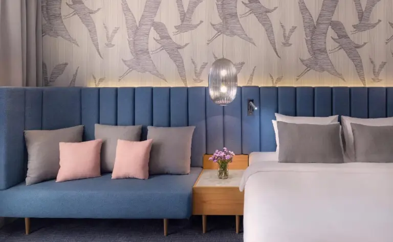 Dormitorio en C Central Hotel and Resort The Palm en Dubai con sofá y diseño mural moderno