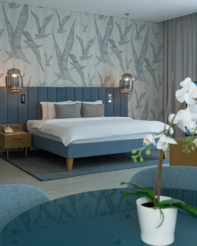 Dormitorio espacioso en C Central Hotel and Resort The Palm en Dubai con arte mural estampado y zona de estar