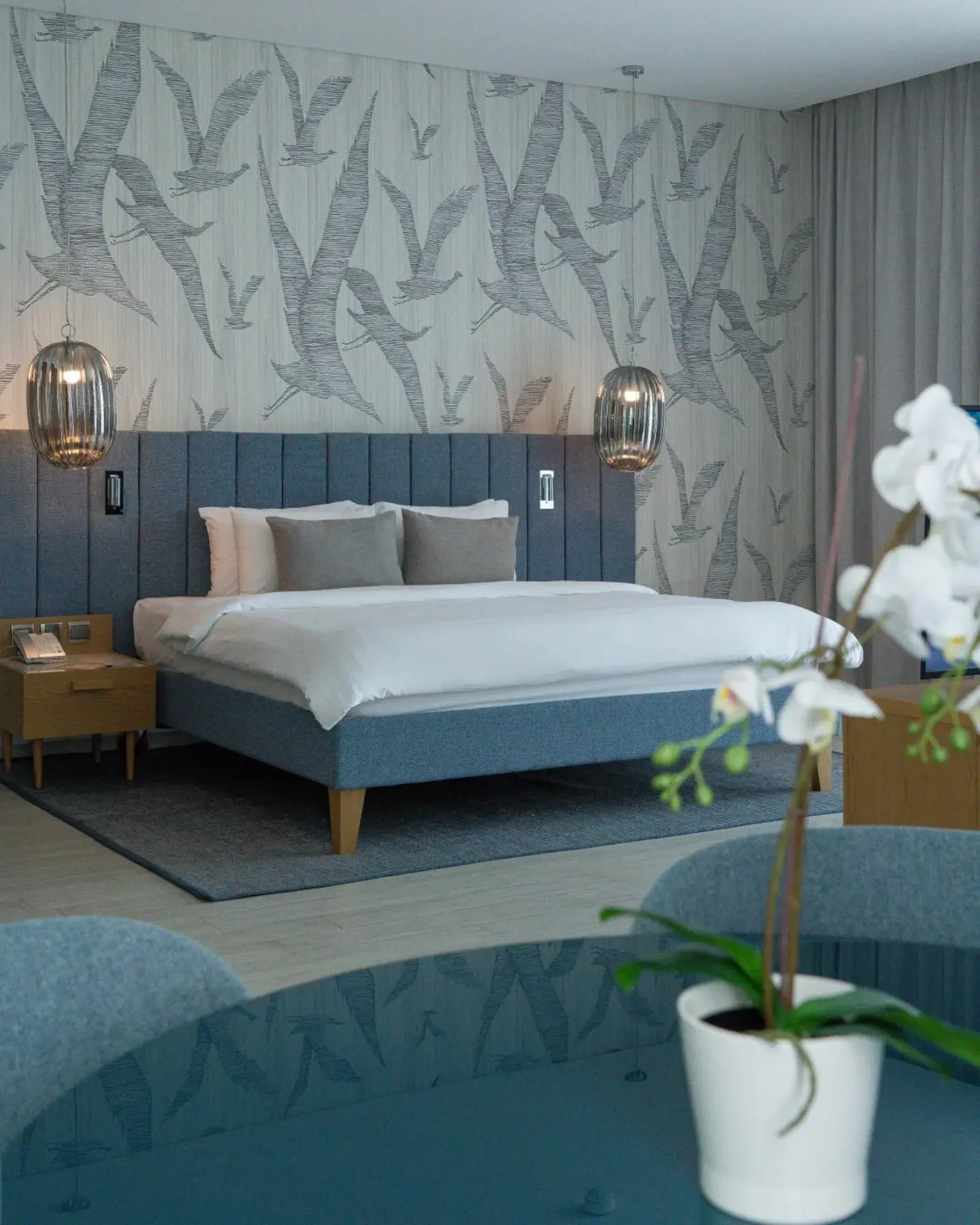 Dormitorio espacioso en C Central Hotel and Resort The Palm en Dubai con arte mural estampado y zona de estar