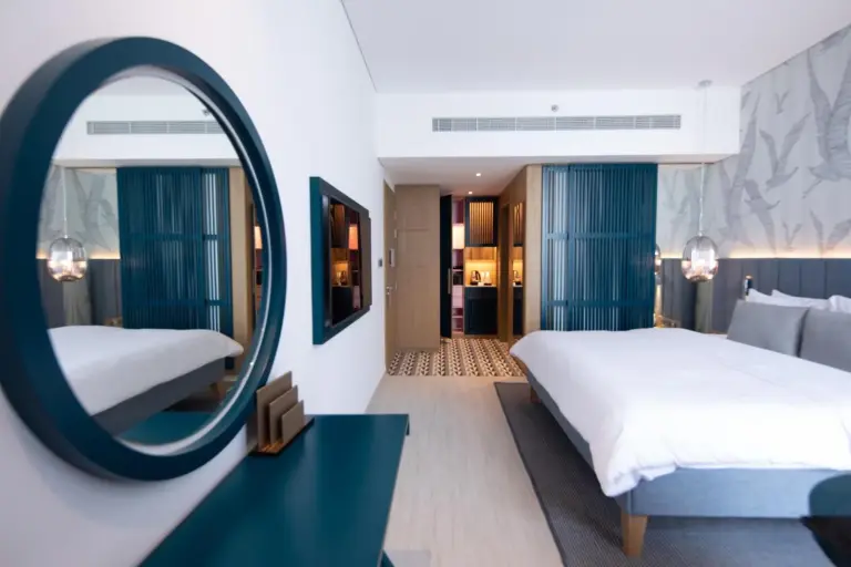 Habitación moderna para huéspedes en C Central Hotel and Resort The Palm en Dubai con cama king y decoración elegante