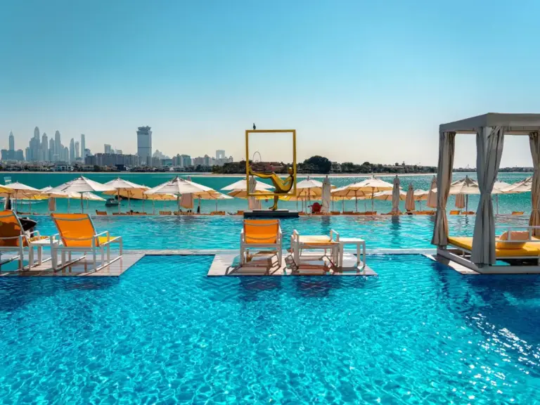 Piscina infinita con vistas al mar en C Central Hotel and Resort The Palm en Dubai