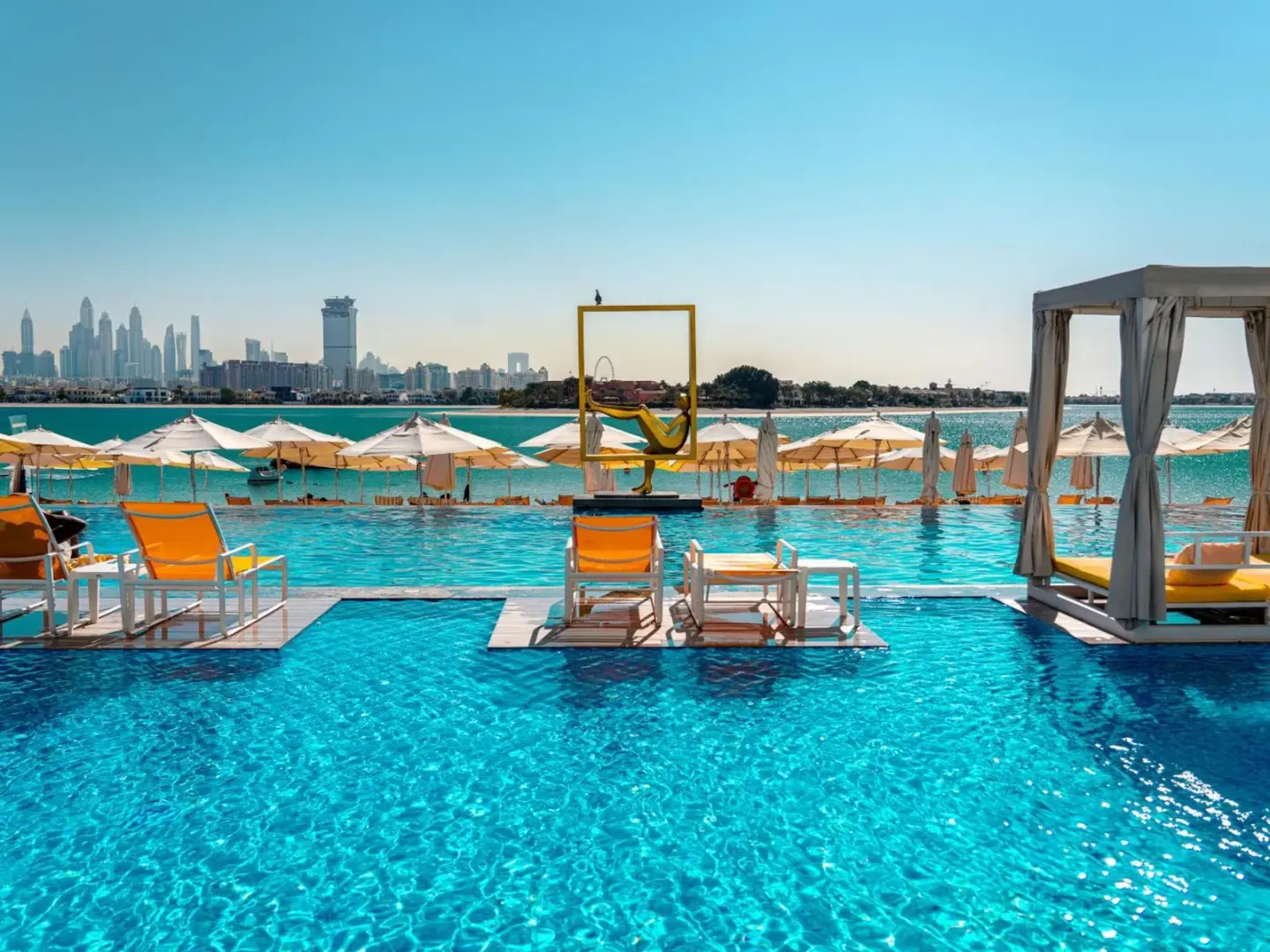 Piscina infinita con vistas al mar en C Central Hotel and Resort The Palm en Dubai