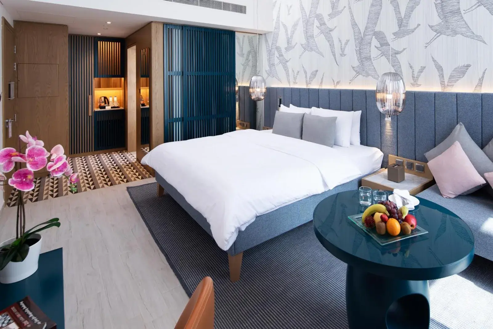 Dormitorio de suite en C Central Hotel and Resort The Palm en Dubai con zona de estar y bandeja de fruta