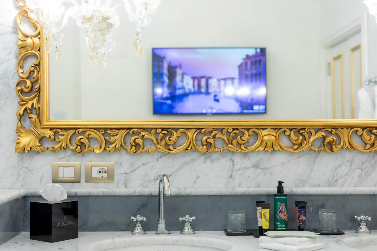 Badezimmerannehmlichkeiten im Ca' Bonfadini Historic Experience auf Marmorarbeitsplatte