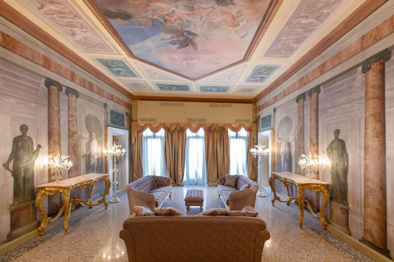 Ca' Bonfadini Historic Experience grand lounge area