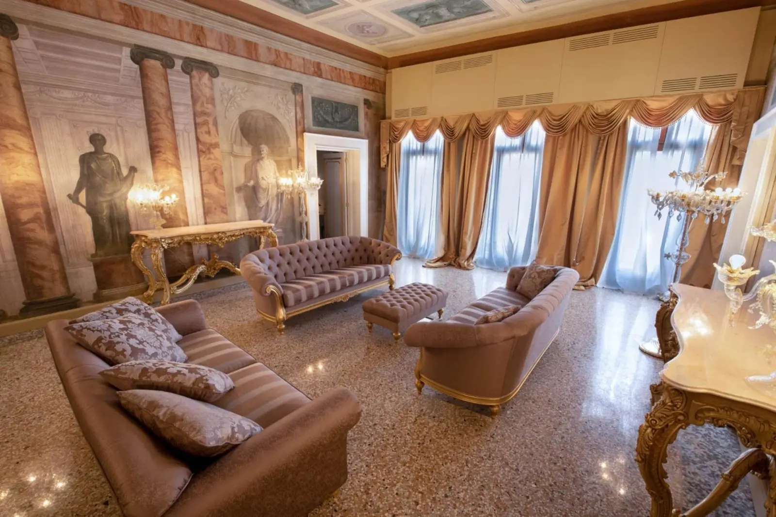 Ca' Bonfadini Historic Experience luxuriöse Sitzgelegenheit mit bequemen Sofas