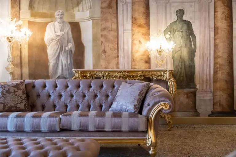 Ca' Bonfadini Historic Experience kunstvolles Sofa mit klassischer Dekoration