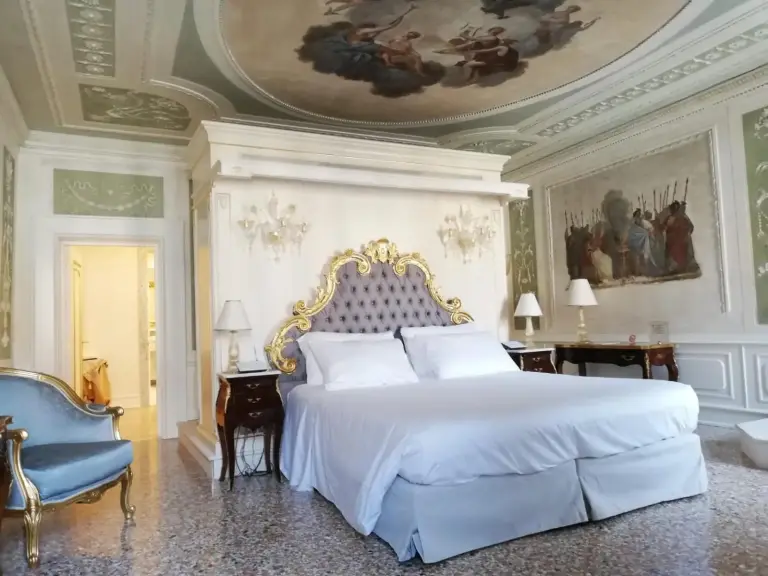 Ca' Bonfadini Historic Experience stilvolles Schlafzimmer mit klassischem Design