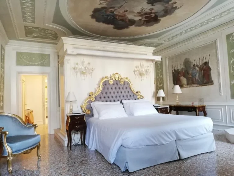 Chambre élégante du Ca' Bonfadini Historic Experience avec un design classique