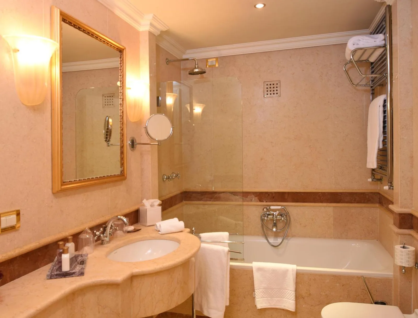 Elegantes Badezimmer im Ca' Sagredo Hotel