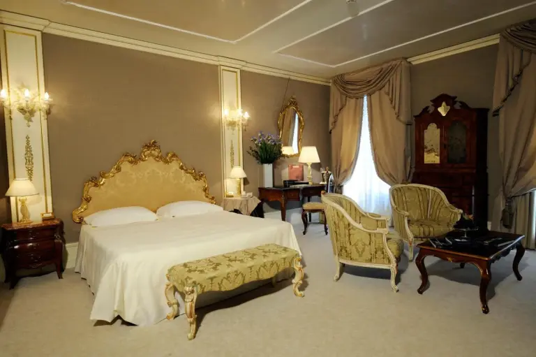 Innenansicht einer geräumigen Suite im Ca' Sagredo Hotel
