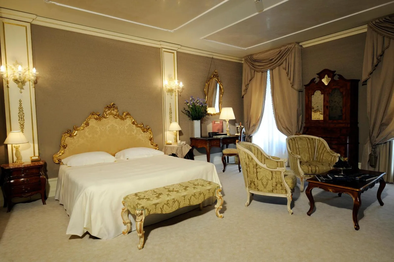 Innenansicht einer geräumigen Suite im Ca' Sagredo Hotel