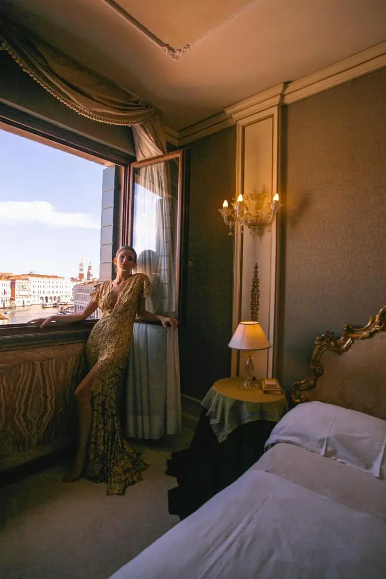 Blick aus einem Fenster in einem Zimmer im Ca' Sagredo Hotel