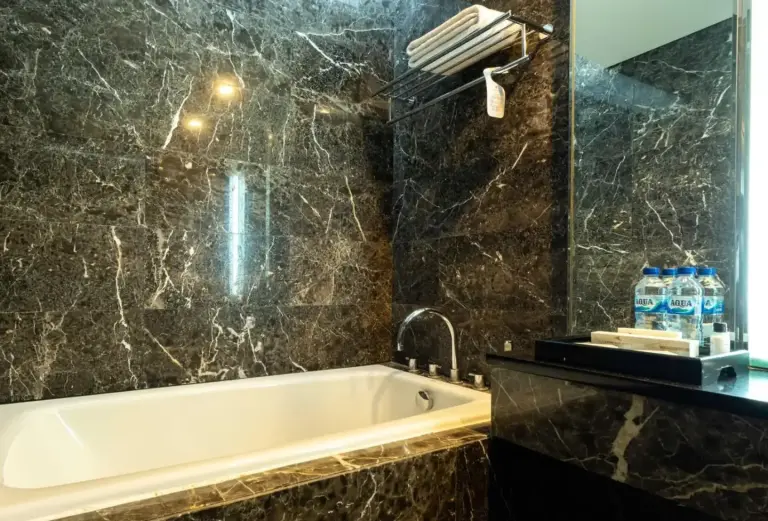 Baño de mármol de Cambridge Hotel Medan con bañera y artículos de aseo
