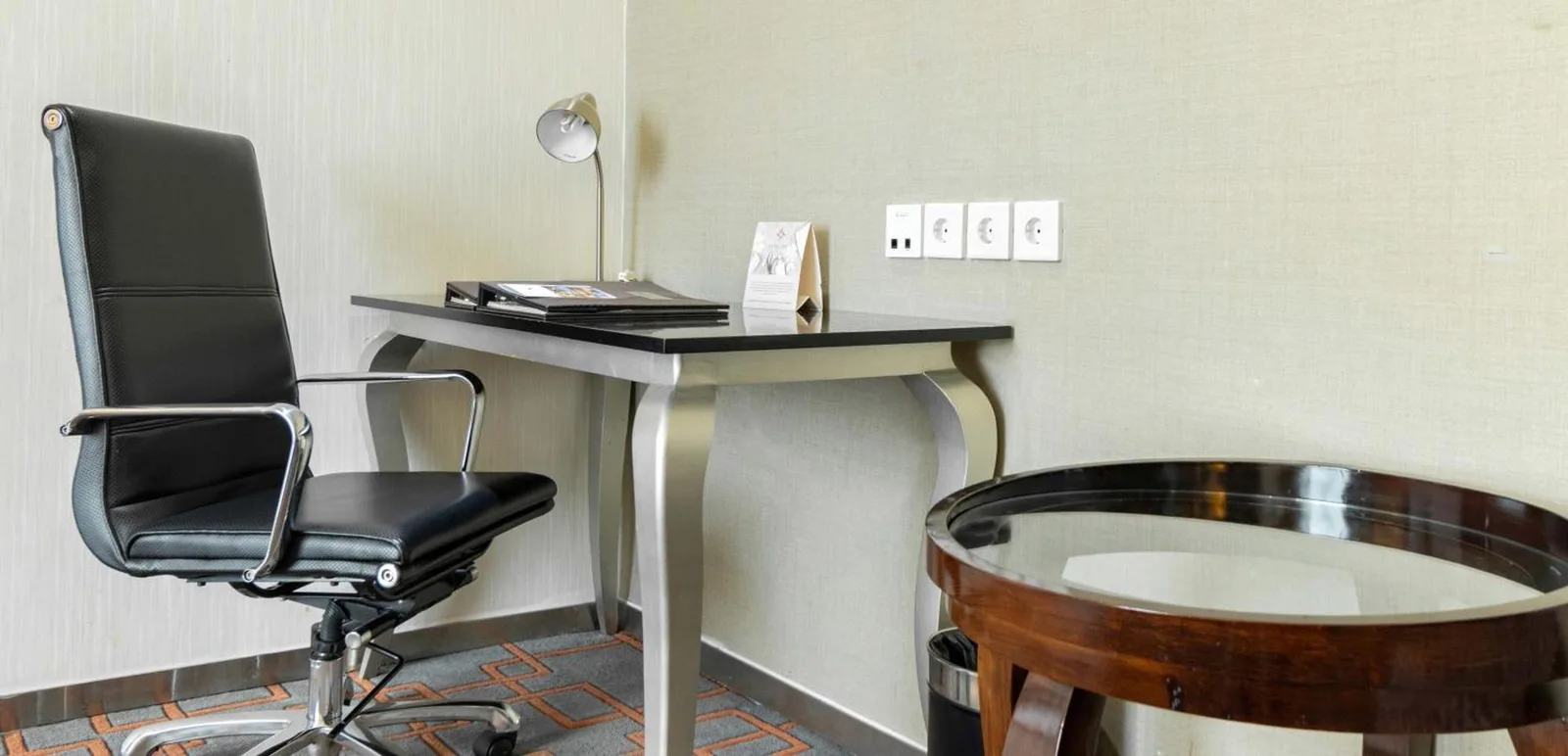 Espacio de trabajo de la habitación de Cambridge Hotel Medan con silla y escritorio