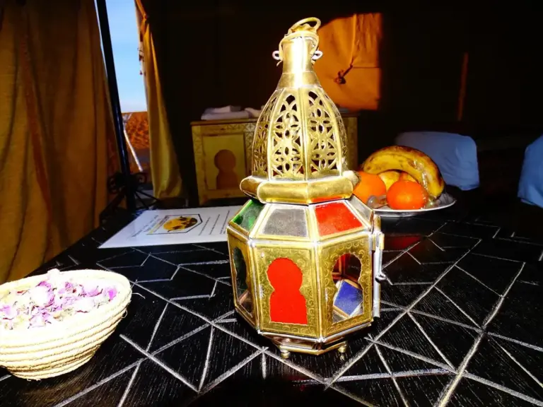 Detalle decorativo de una lámpara en Camel Luxury Camp en Merzouga